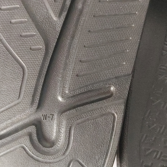 - FILA Flip Flops Slides - Picture 2 of 4